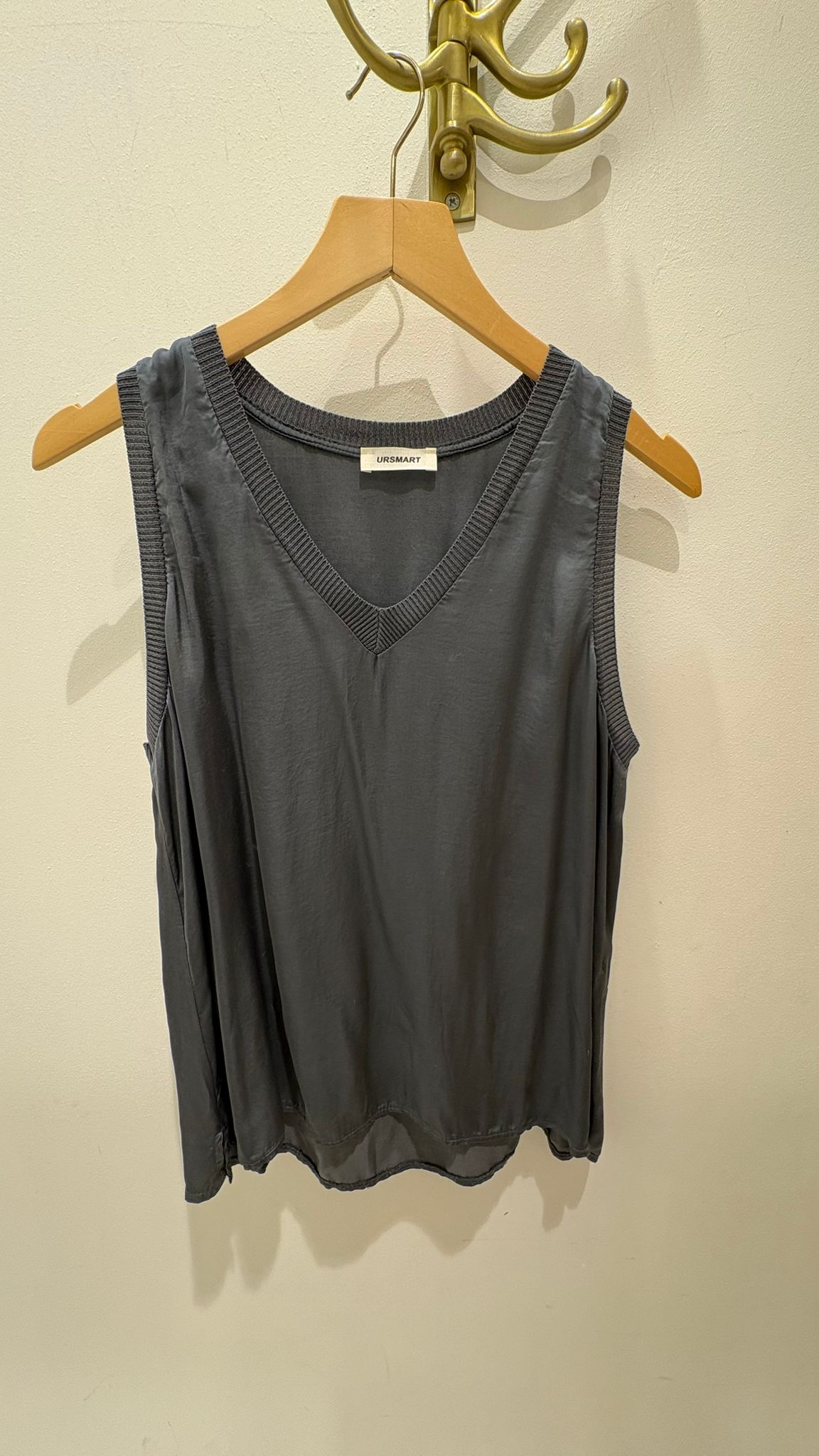 TOP LÍA CUELLO PICO GRIS