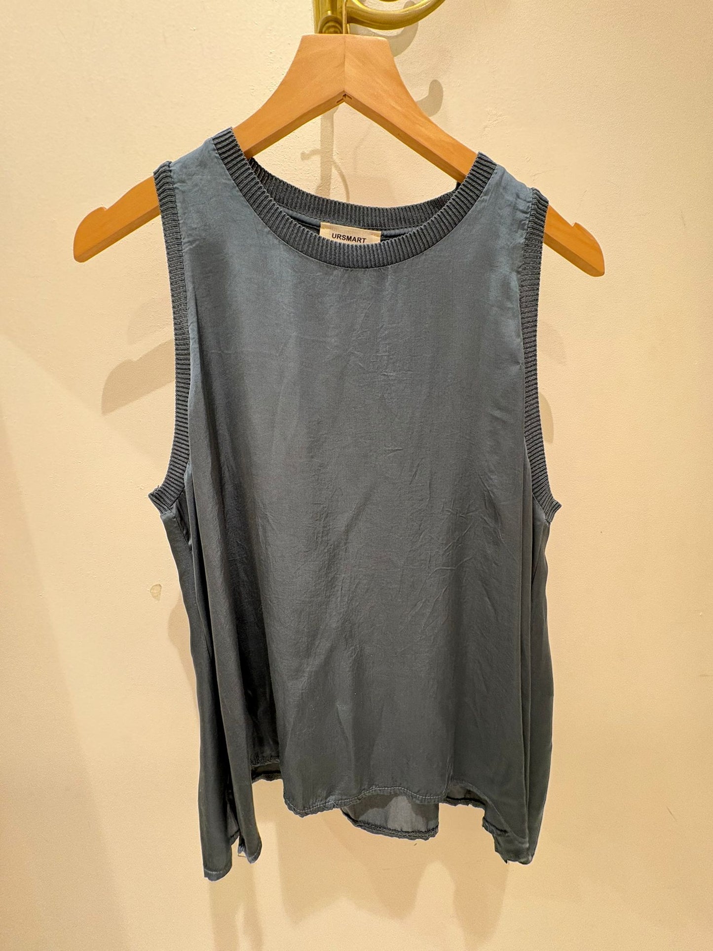 TOP LÍA CUELLO REDONDO AZUL SECO