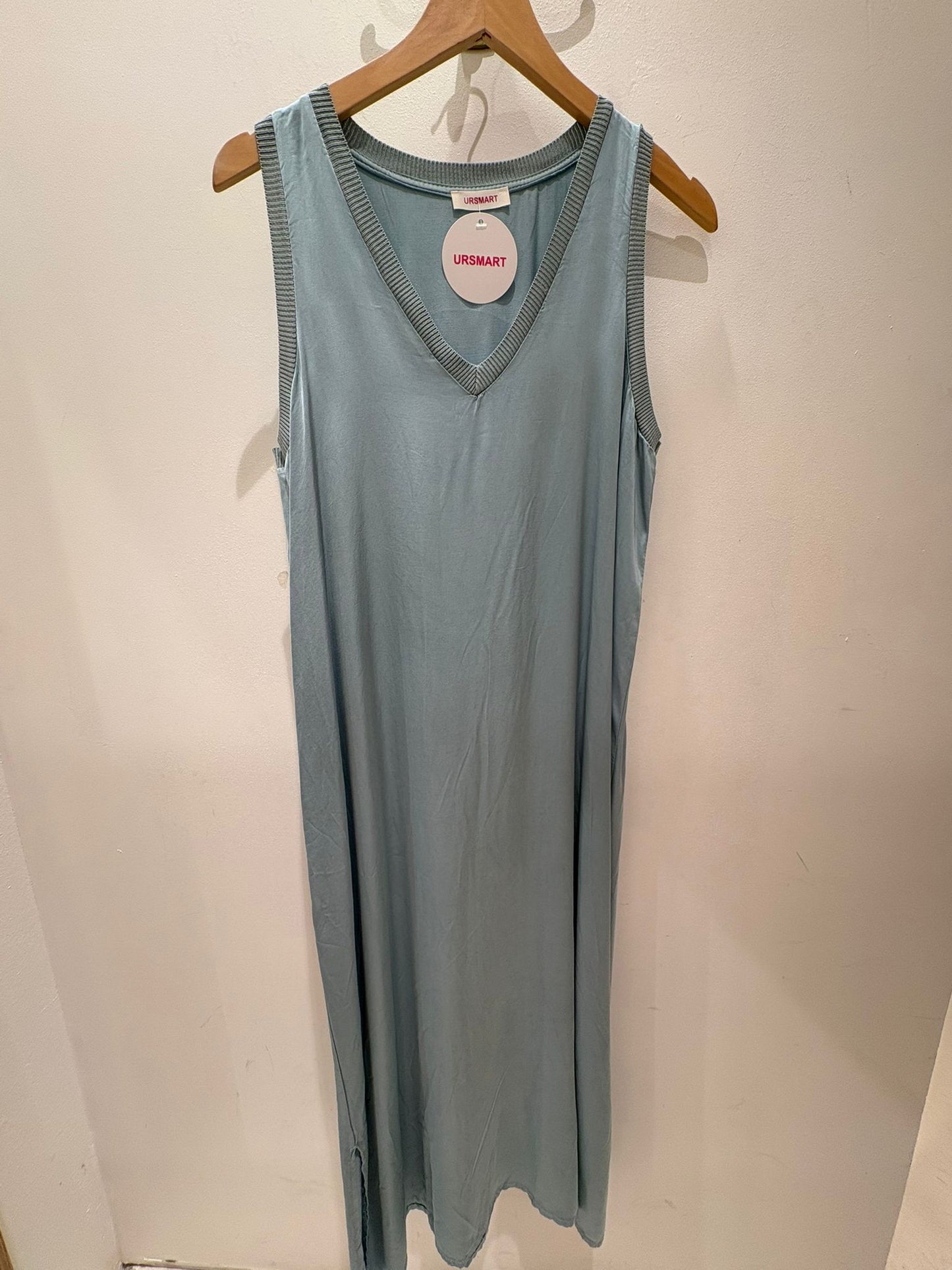 VESTIDO GALA CUELLO PICO AZUL CELESTE