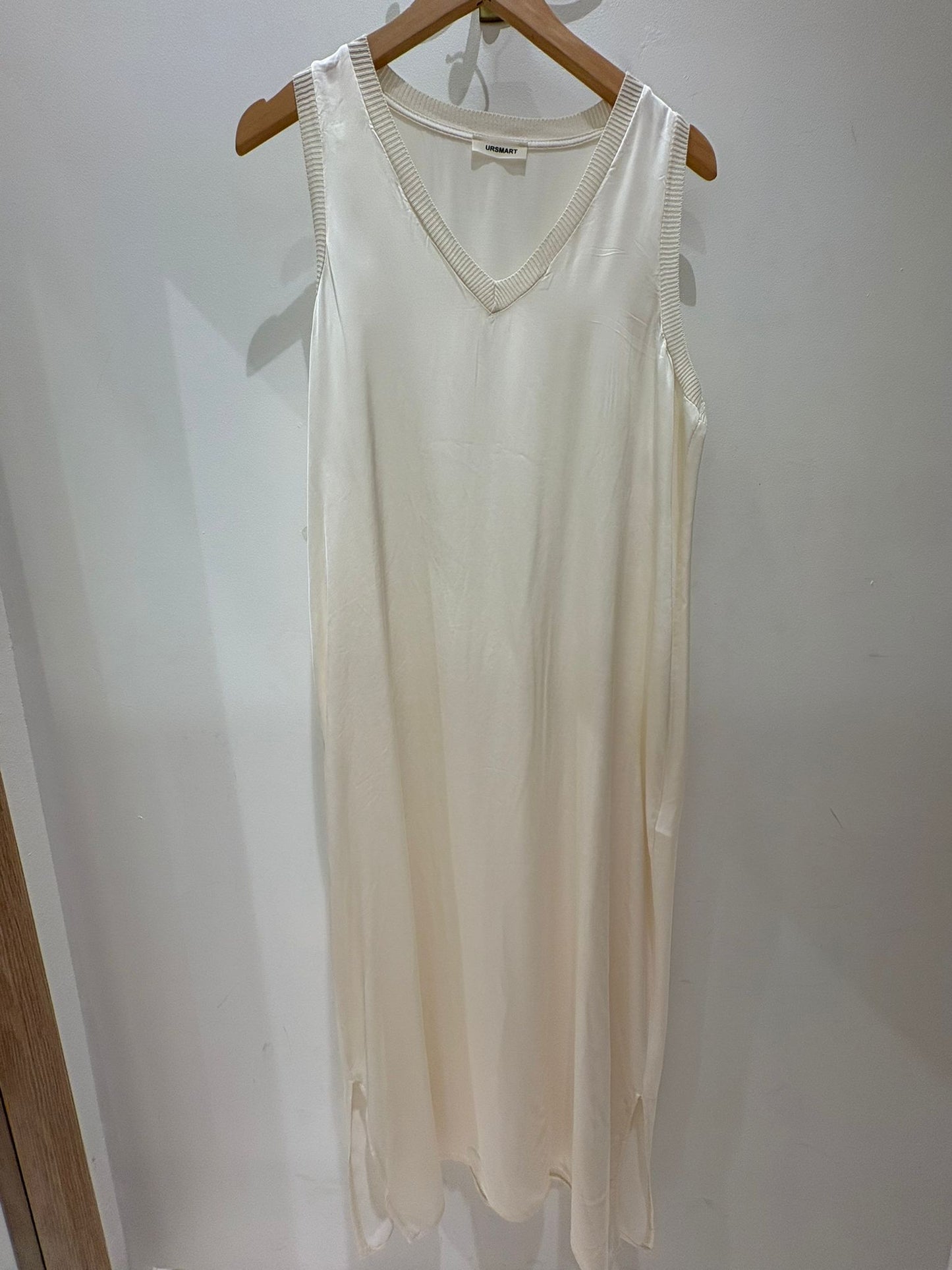 VESTIDO GALA CUELLO PICO CRUDO