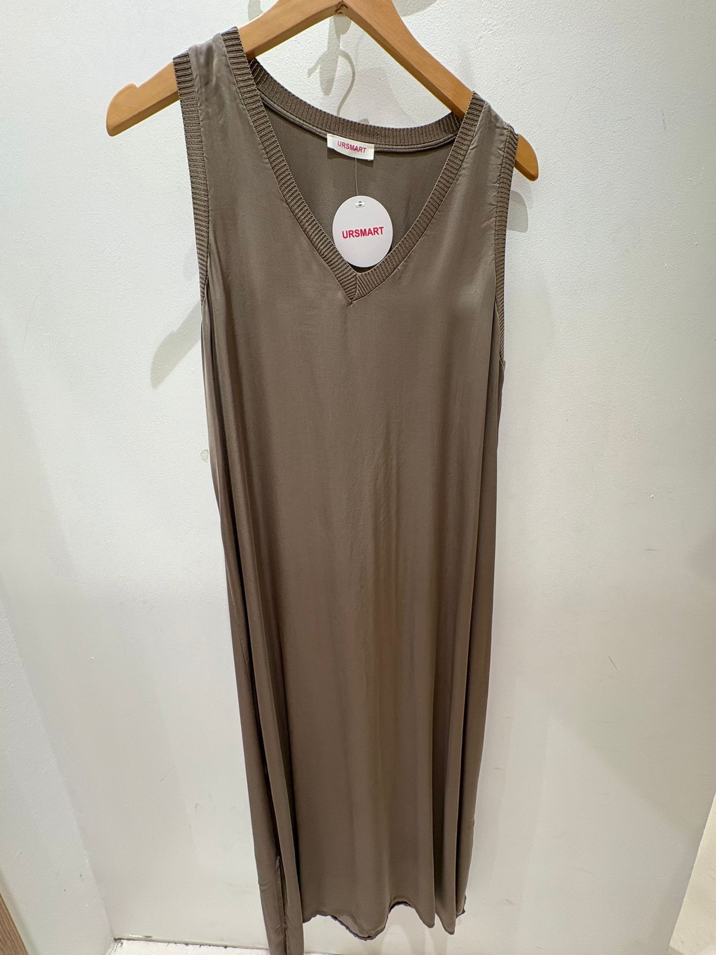 VESTIDO GALA CUELLO PICO VERDE