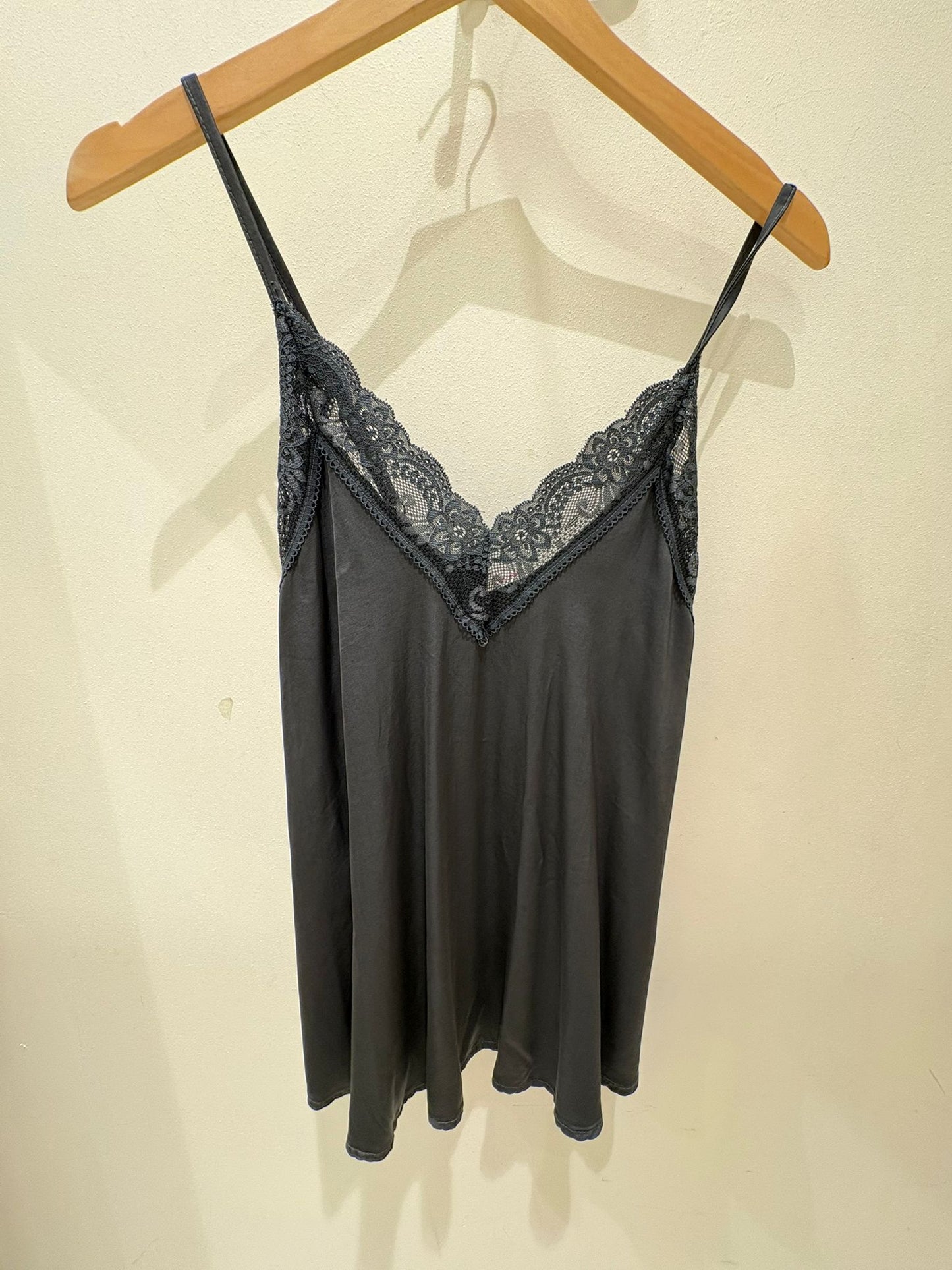 TOP LENCERO FINA GRIS