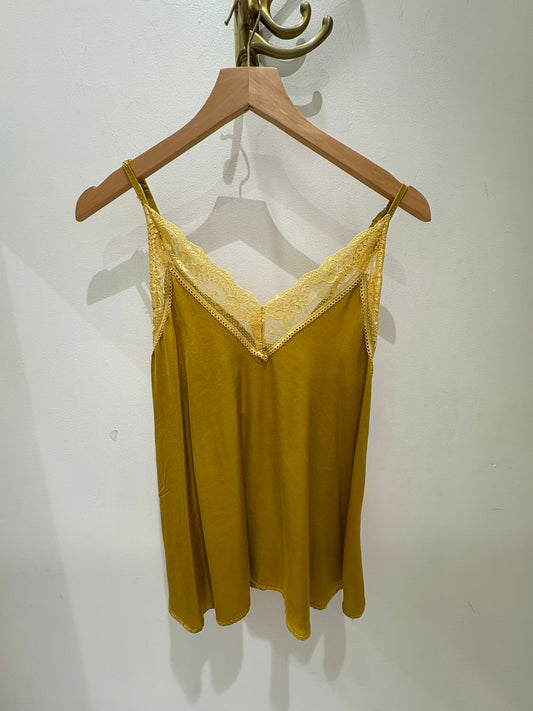 TOP LENCERO FINA MOSTAZA