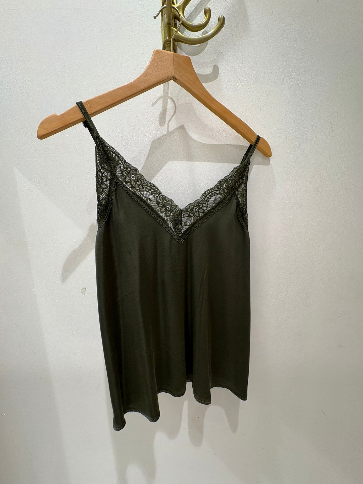 TOP LENCERO FINA VERDE CAQUI