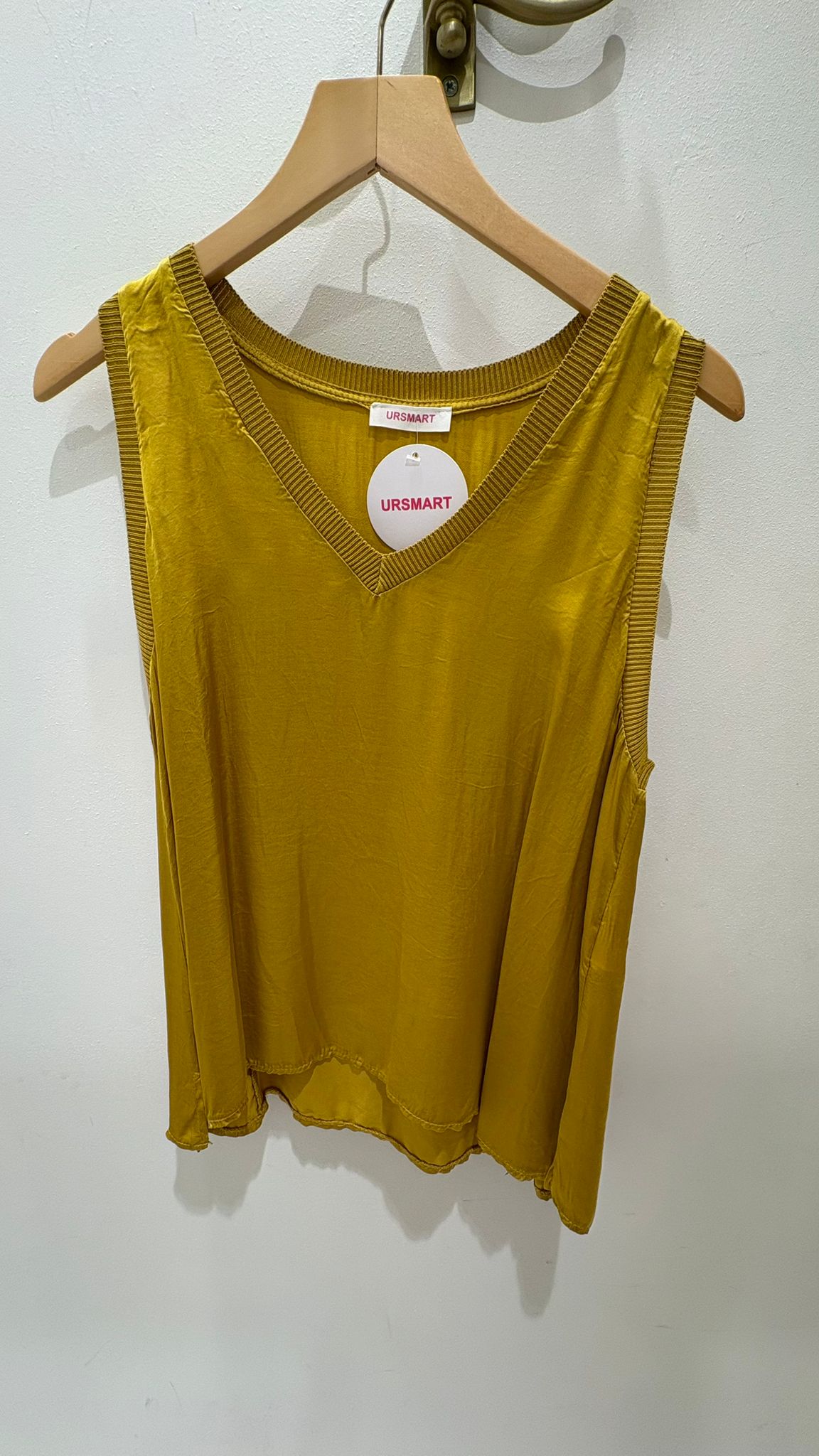 TOP LÍA CUELLO PICO MOSTAZA