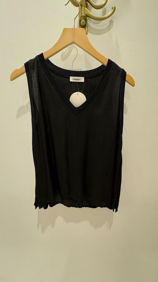 TOP LÍA CUELLO PICO NEGRO