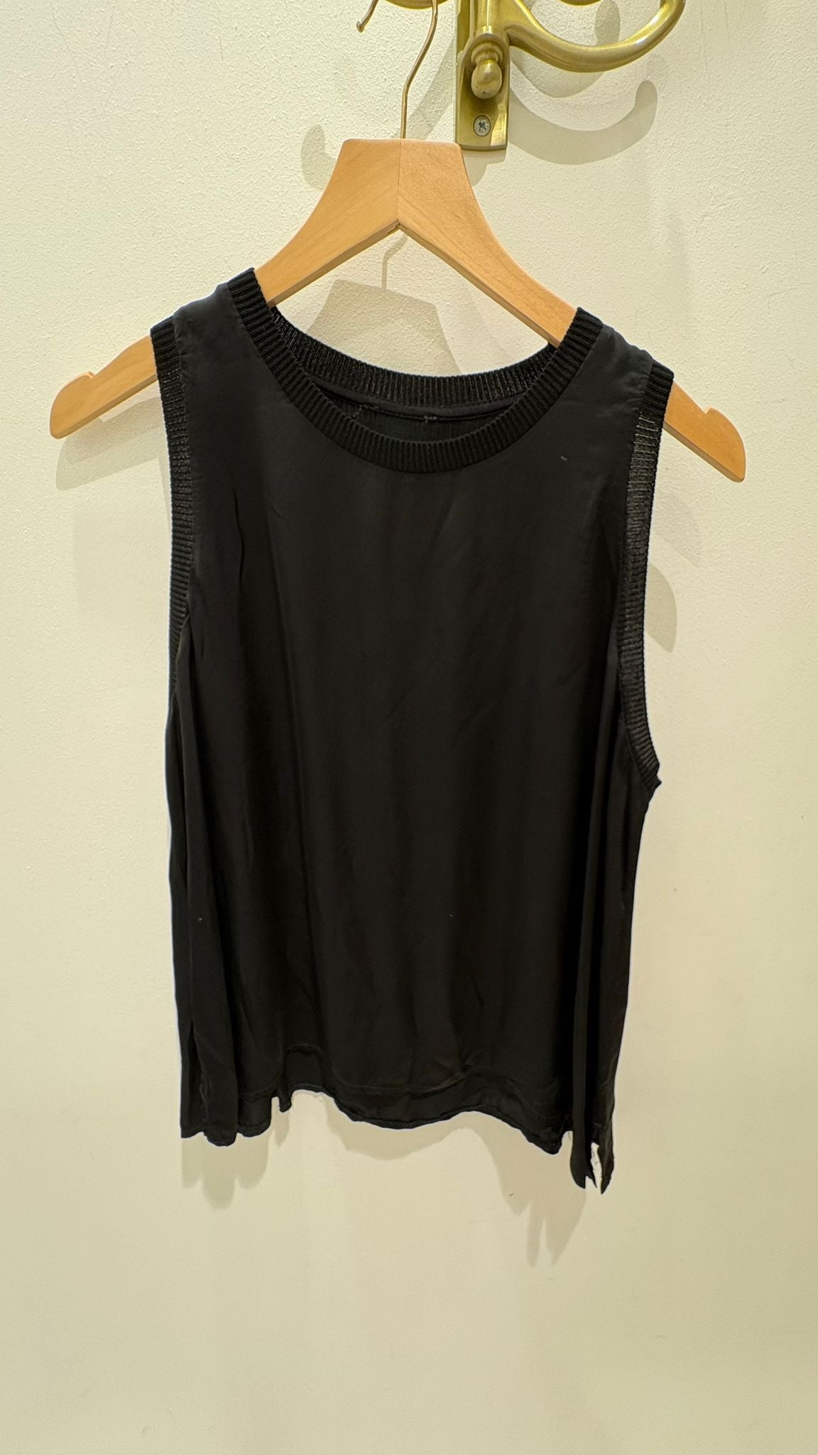 TOP LÍA CUELLO REDONDO AZUL MARINO