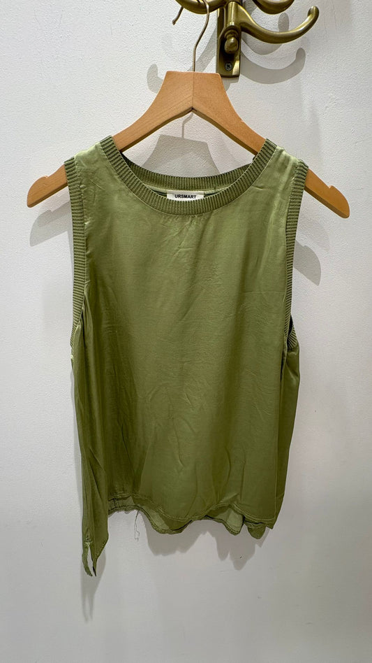 TOP LÍA CUELLO REDONDO VERDE SECO